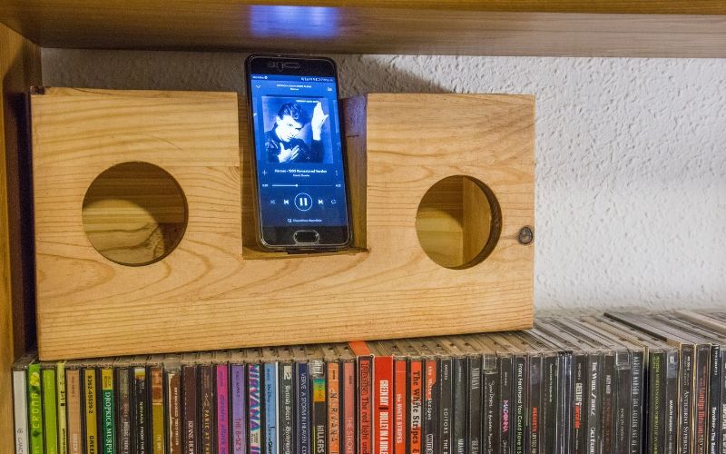 Altavoz para el móvil de madera hecho