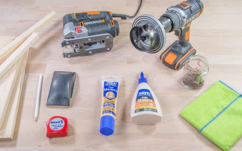 Herramientas para hacer los altavoces de madera