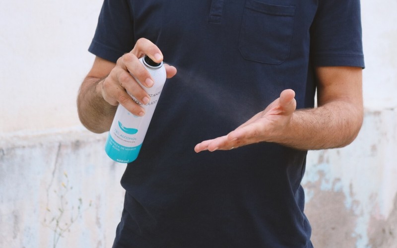 Aplica el spray higienizante de manos 