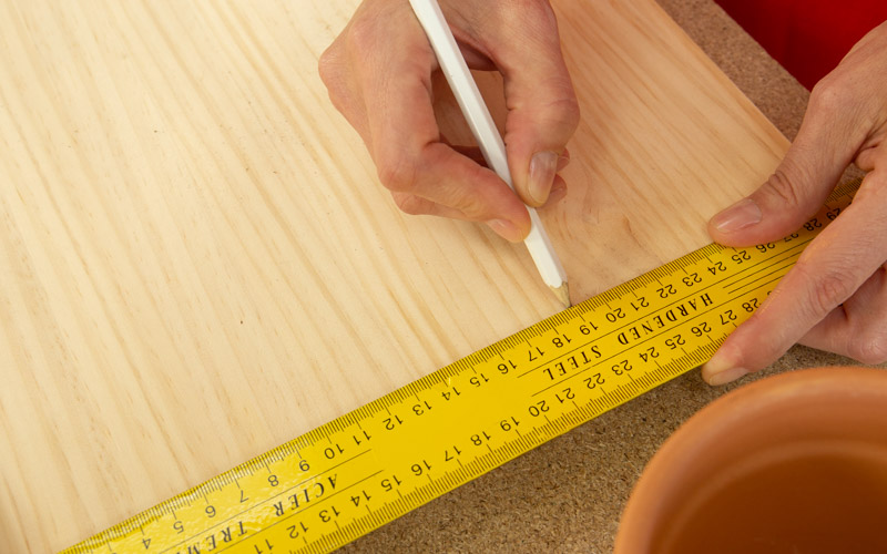 Mide los soportes de madera