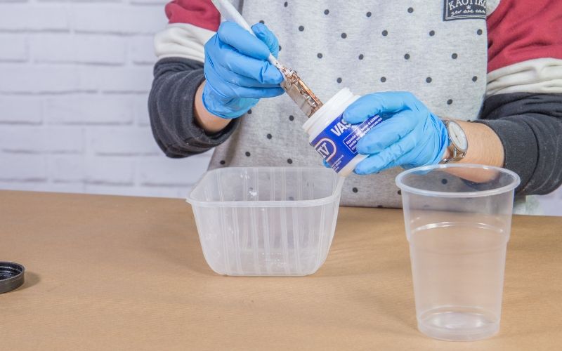 Prepara los recipientes de plástico