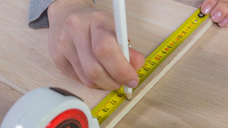 Mide la madera para cortarla