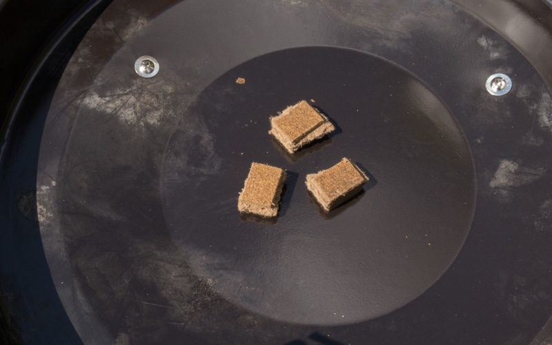 Coloca las pastillas de encender el fuego en la parrilla