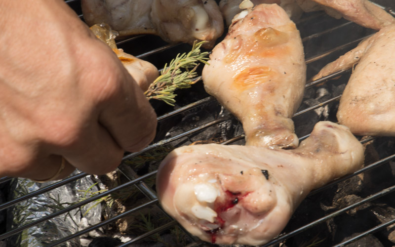 Pon hierbas aromáticas en la brasa de la barbacoa