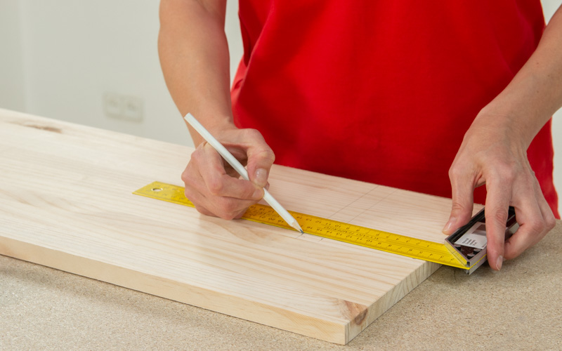 Mide el tablón de madera