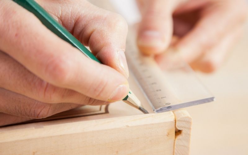 Marca donde harás los agujeros en la madera
