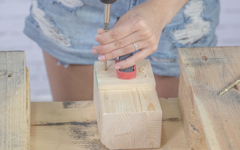 Atornilla y crea la estructura de la base de la mesa de centro