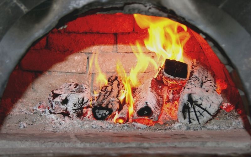 Enciende la chimenea para calentar el hollín