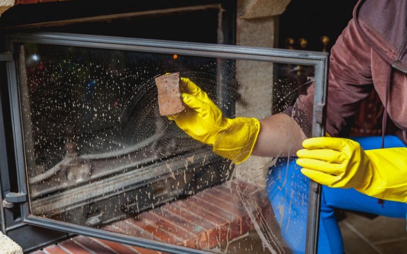 Utiliza una cepillo con agua para limpiar la chimenea