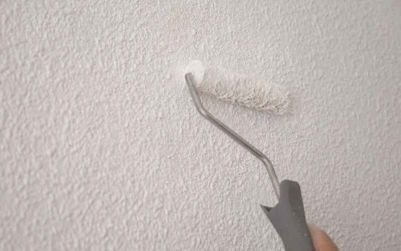 Pinta la pared de gotelé reparado