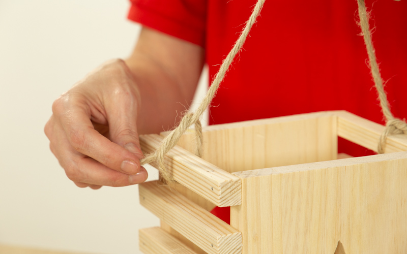Coloca la cuerda en tu caja de madera de Navidad