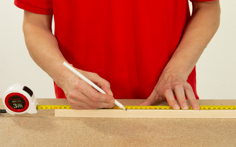 Mide la madera para la caja