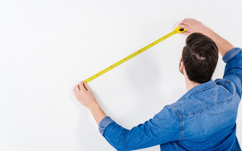 Mide el largo de la pared para calcular los metros cuadrados