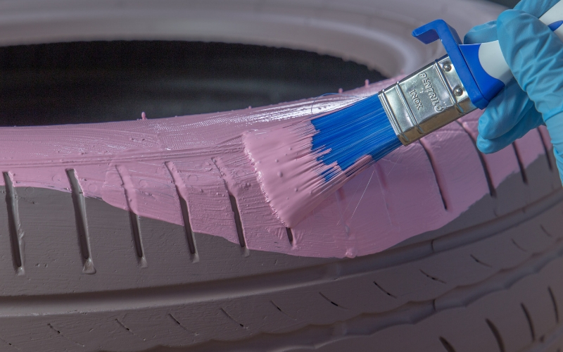 Pinta de rosa la parte superior del neumático
