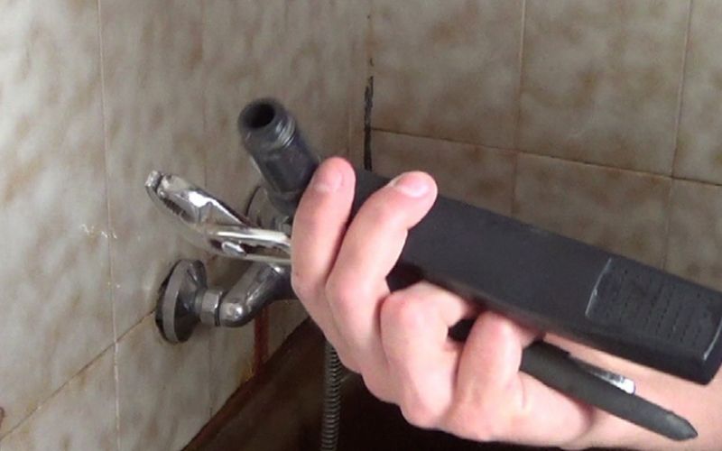Desenrosca el flexo del grifo de la ducha