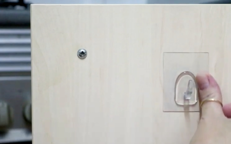 Cómo colgar objetos en la pared sin agujeros?