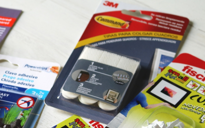 Tiras para colgar cuadros con adhesivo