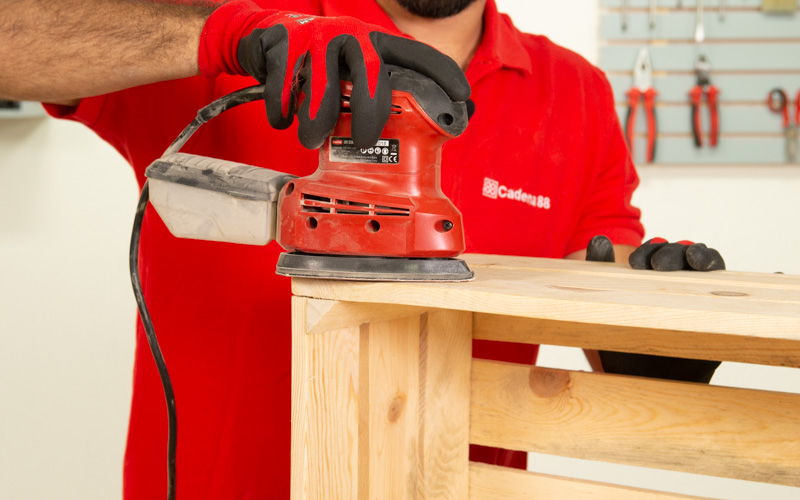 Lija las cajas de madera