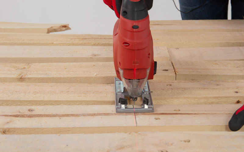 Corta los listones de madera del palet