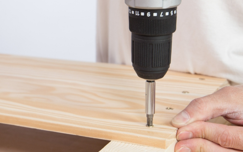 Monta la tapa de la mesa de madera para jardín