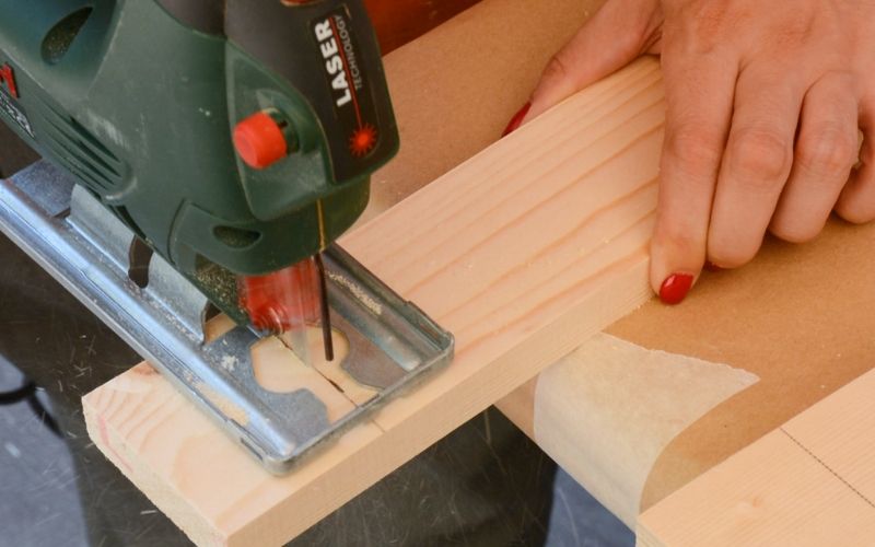 Corta la madera para hacer el banco