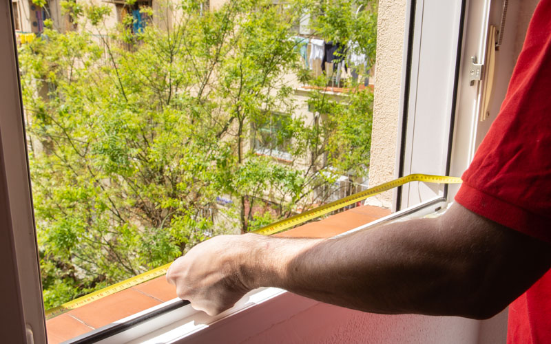 Mide la ventana para instalar la mosquitera