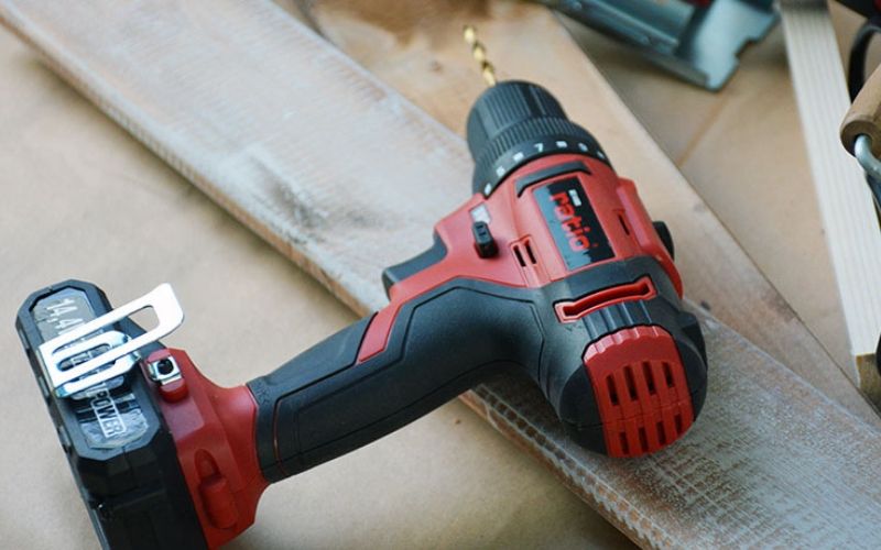 Taladro para hacer el mueble auxiliar