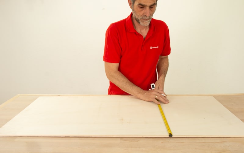 Mide la madera para hacer la estructura del mueble