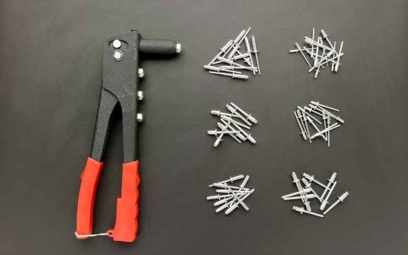 Prepara la remachadora