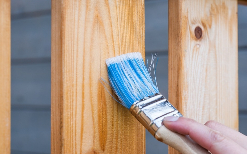 Como quitar la pintura de la madera con un decaparador