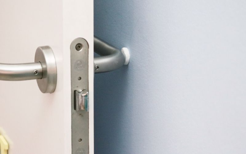 Evita que las puertas rocen la pared con Kintsuglue