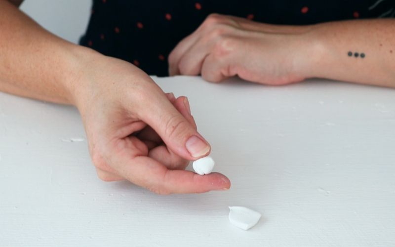 Moldea la masilla hasta darle la forma que necesites