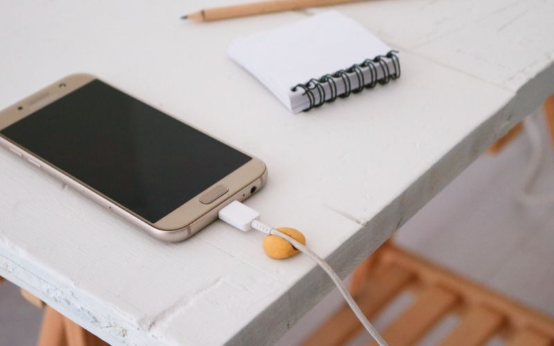 Utiliza la masilla kintsuglue para mantener el cable