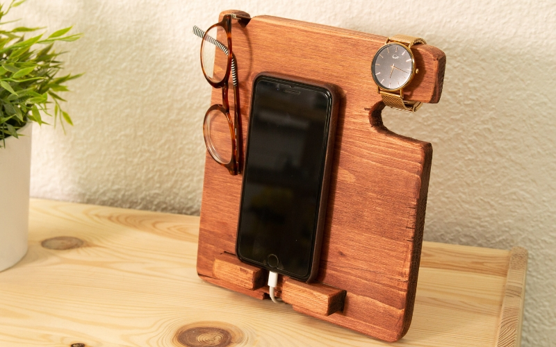 En cinco pasos hemos conseguido un soporte para smartphones casero