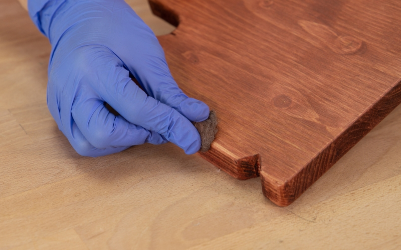 Pule la madera del porta teléfono