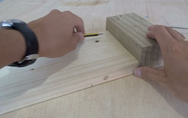 Marca y mide la madera para hacer el toallero