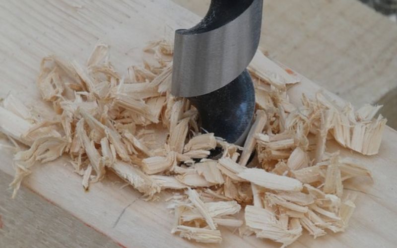 Se prudente al hacer agujeros en la madera