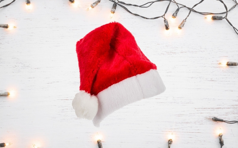 Gorro de Papá Noel en la mesa de Navidad