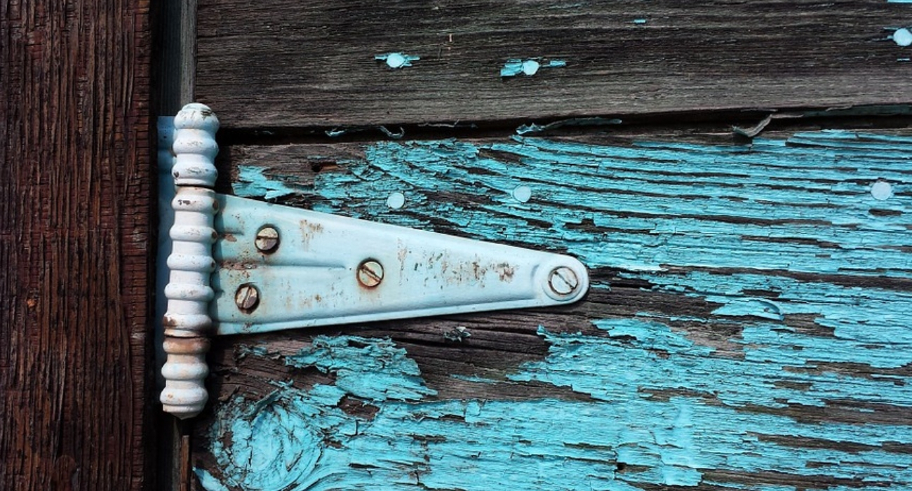 ¿Cómo se llama el líquido para quitar la pintura de la madera?