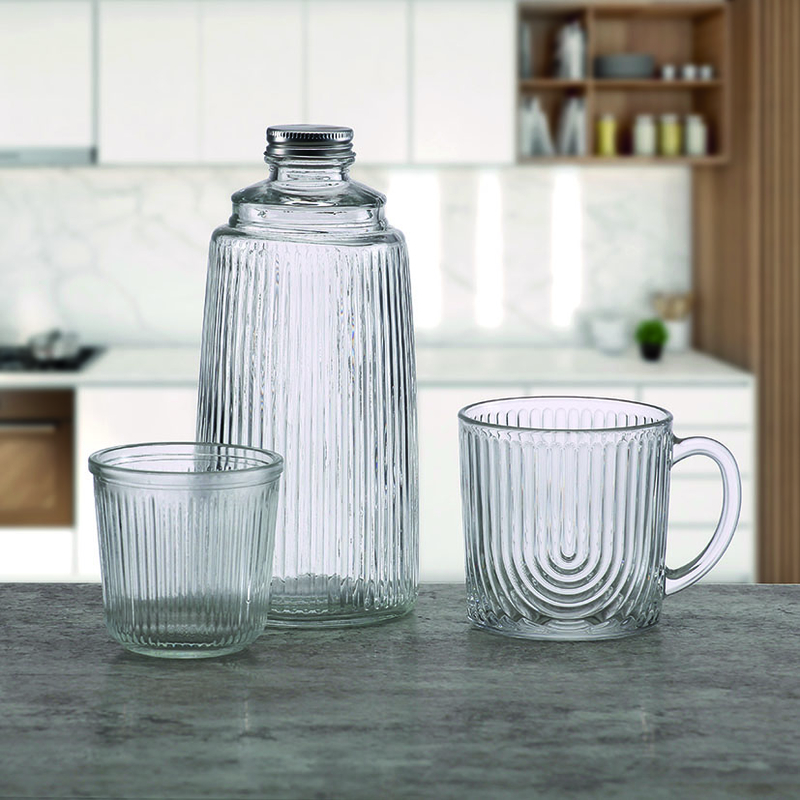 Botella VERSA con vaso cristal