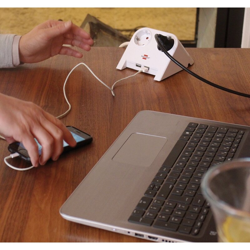 Base de tomas múltiples de sobremesa con 2 tomas y 2 puertos USB Brennenstuhl