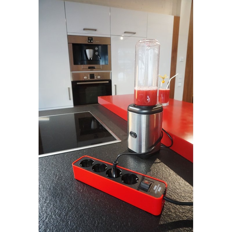 Base de tomas múltiples Ecolor roja/ negra con diseño compacto Brennenstuhl