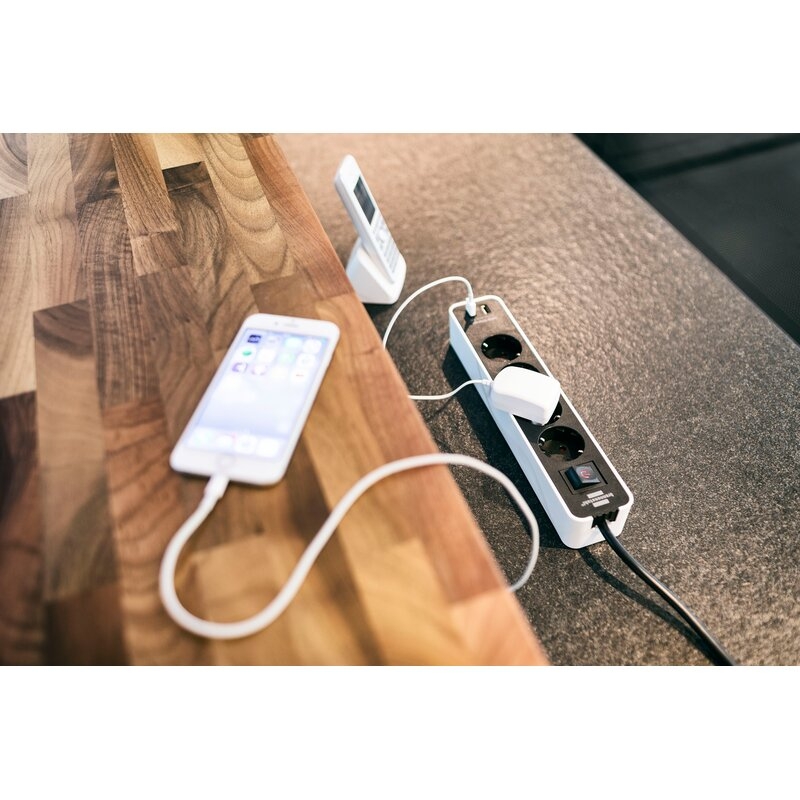 Base de tomas múltiples Ecolor con diseño compacto y puertos USB Brennenstuhl