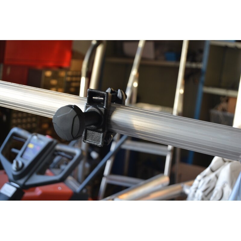 Soporte para fijar focos Nova y Vega en andamios Scangrip Lighting