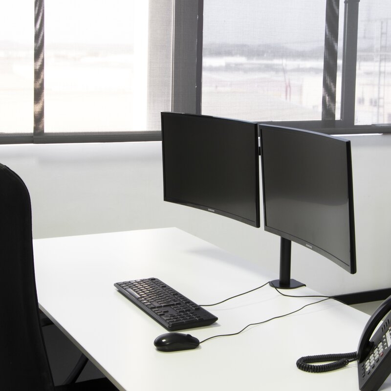 Soportes de monitor para mesa inclinables y giratorios 360°.