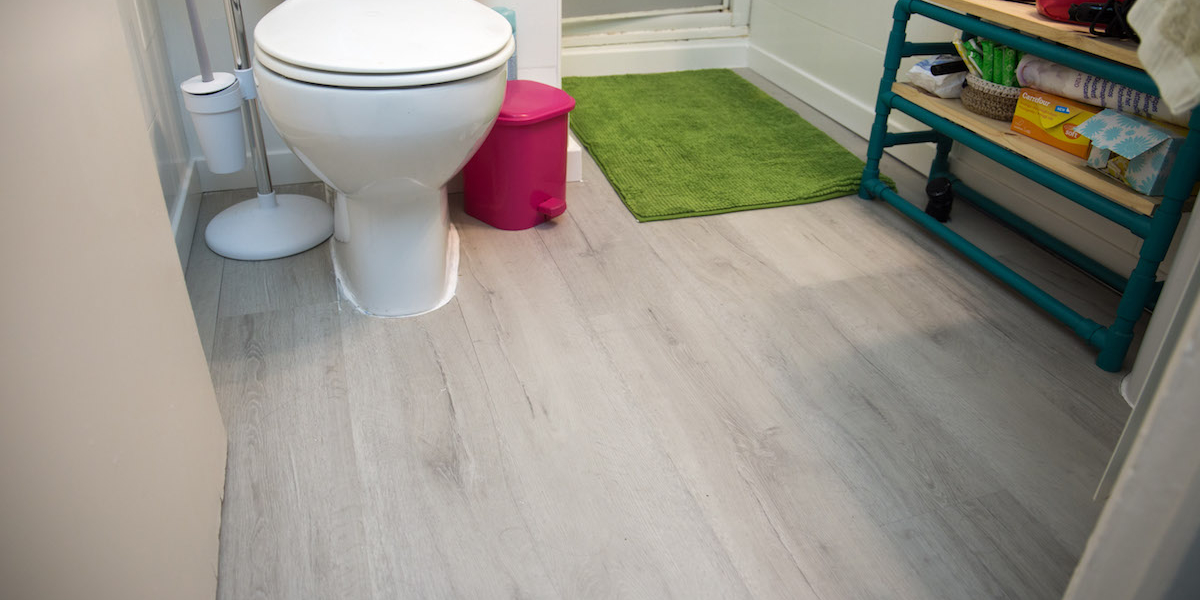 Cómo instalar un suelo laminado en el baño | Ferreterías cerca de ti