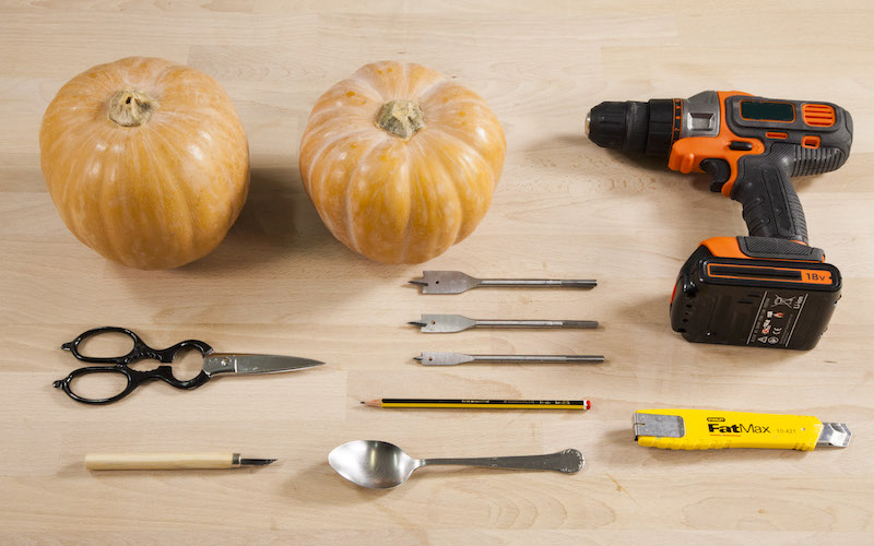 Materiales y herramientas para hacer una calabaza de Halloween