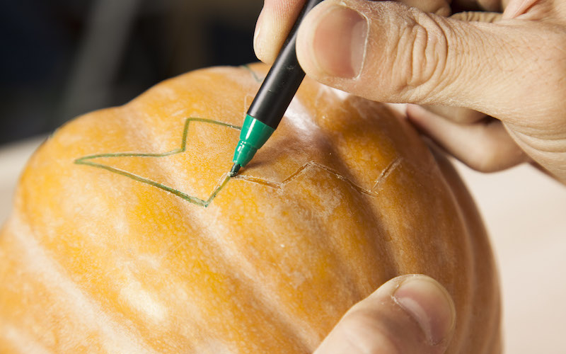 Dibujar cara de calabaza de Halloween con un rotulador