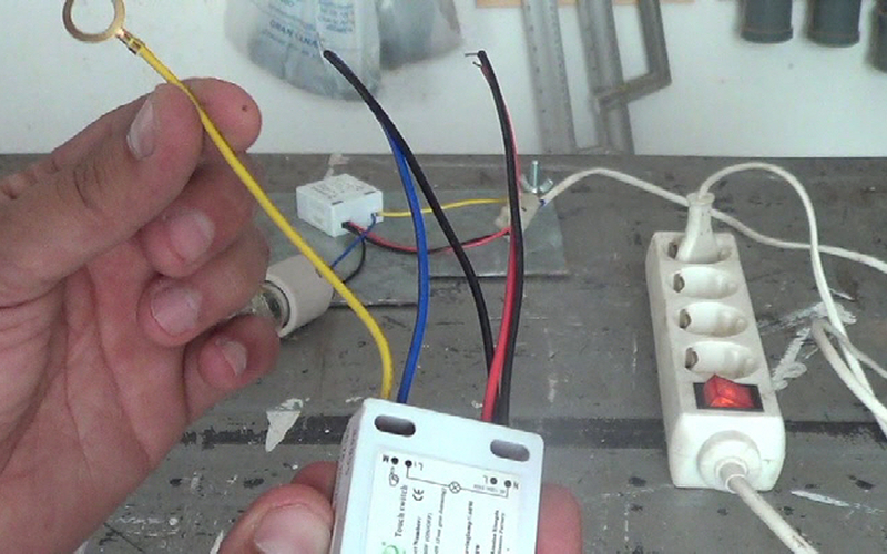 Conectar un cable amarillo para el interruptor táctil