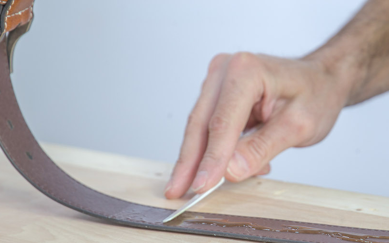 Cómo hacer un espejo de pared con un cinturón paso 10